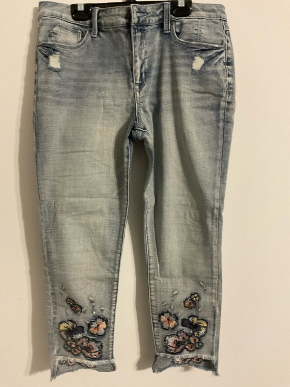 Laurie Felt stiletto  Light Blue Cropped Jeans with Floral embroidered Sz 8